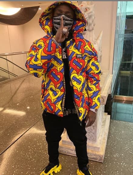 Kirk fue llevado al Departamento del Alguacil del Condado de Mecklemburg y se le acusó de "posesión de marihuana, resistencia, obstrucción y retraso", explicó la policía.