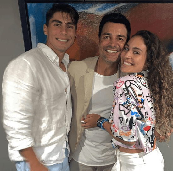 El puertorriqueño está casado con Marilisa Maronesse desde 1992 y juntos tienen dos descendientes. Además de los
<a href="https://www.univision.com/famosos/chayanne-reconoce-que-no-ha-podido-saber-de-sus-hijos-perdidos-pero-les-manda-un-mensaje-fotos">"hijos pérdidos" del cantante,</a> pues miles de fans aseguran que es el artista favorito de sus mamás y que ellas lo aman.