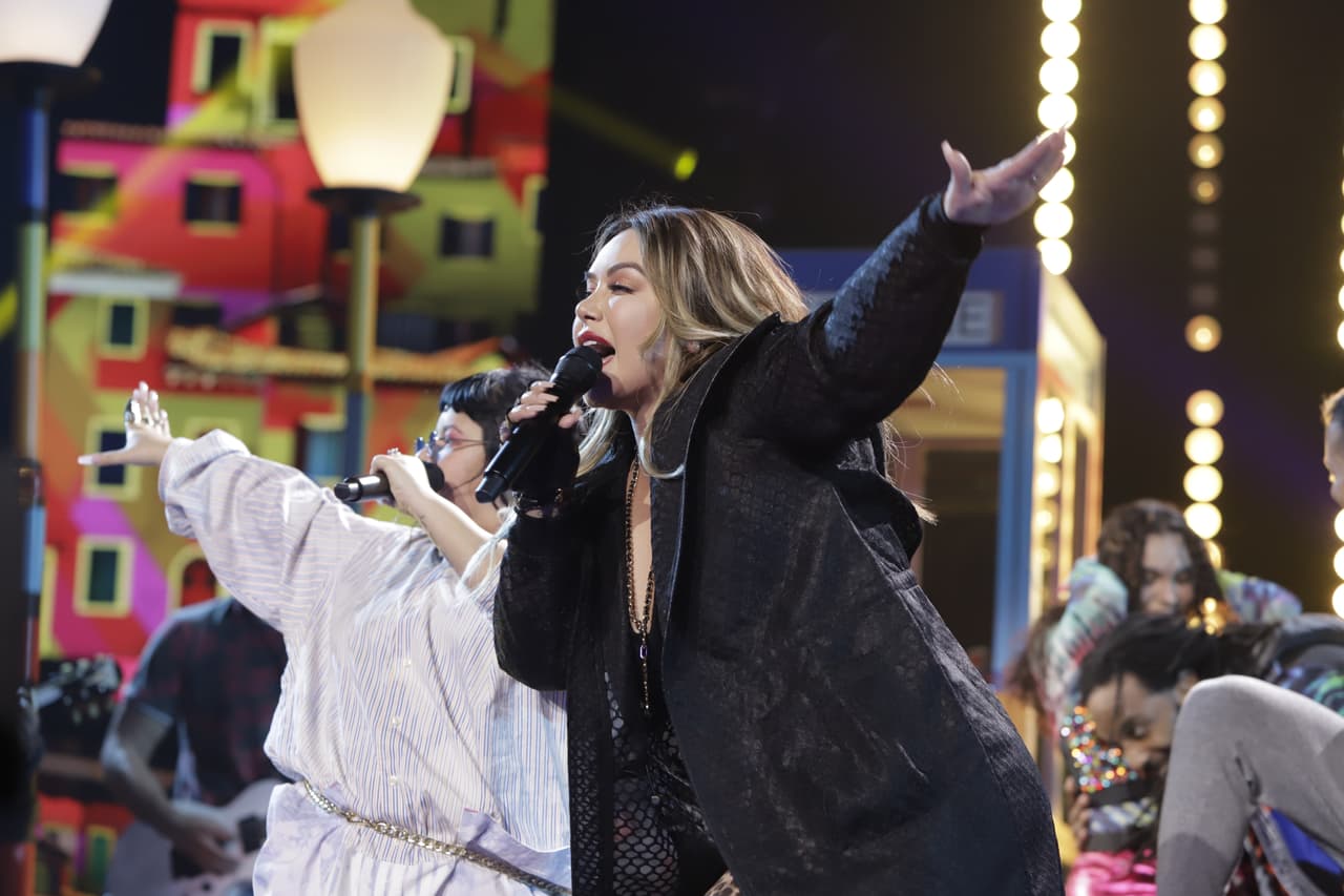 Las dos contagiaron con su pegajoso tema al pequeño grupo de productores que formaban su selecta audiencia.