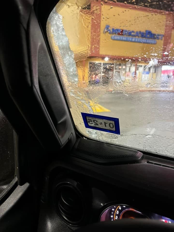 Desde el oeste de San Antonio, Jorge Luis Gómez, nos envió esta fotografía de su parabrisas lleno de hielo.