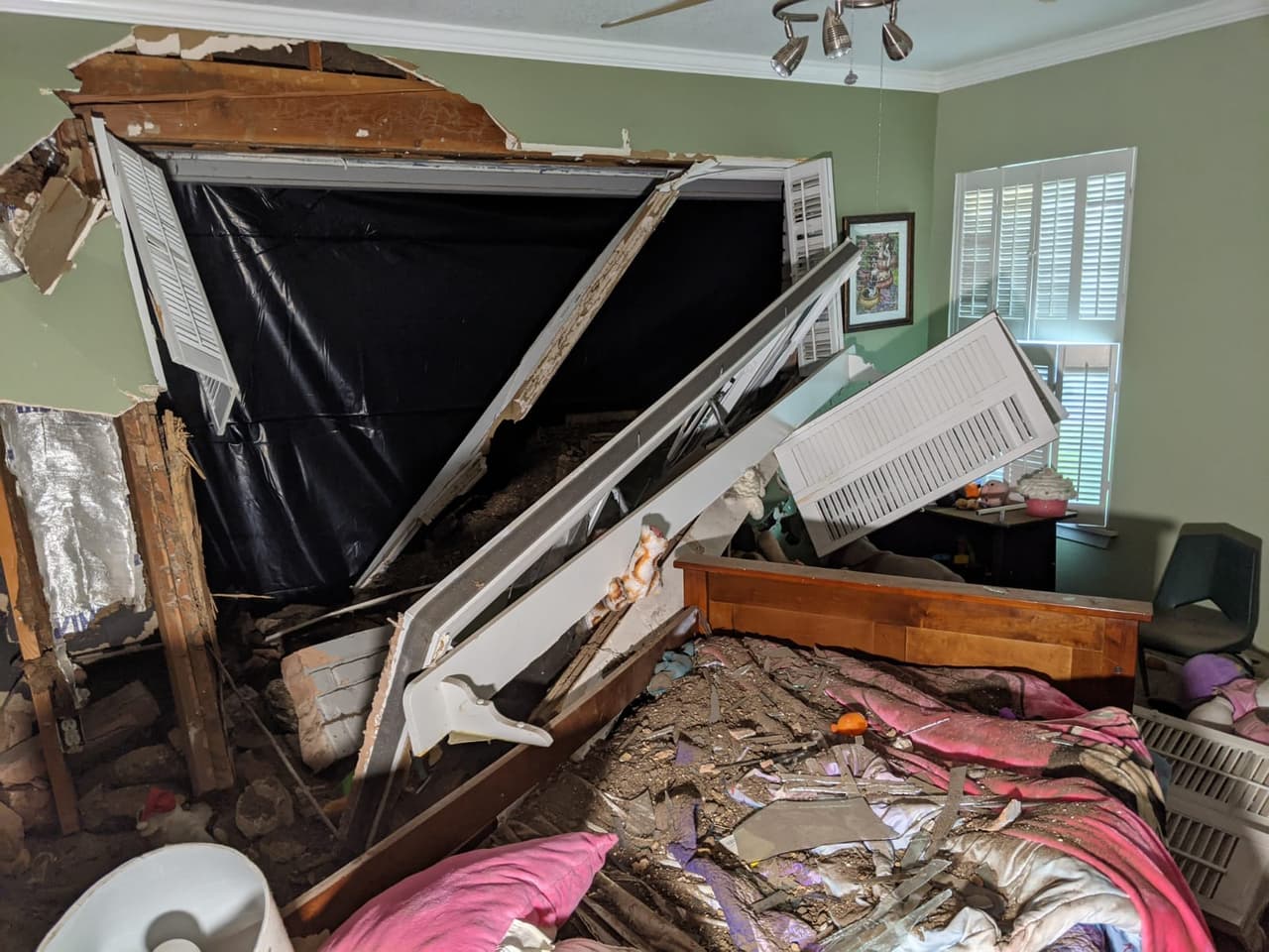 En el hogar había cuatro personas: el padre de la niña y sus dos hermanos.