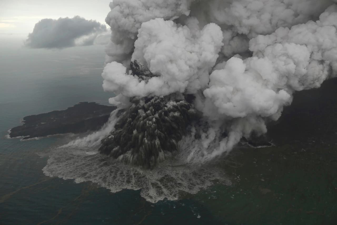Indonesia eleva el nivel de alerta por actividad del volcán que causó el tsunami