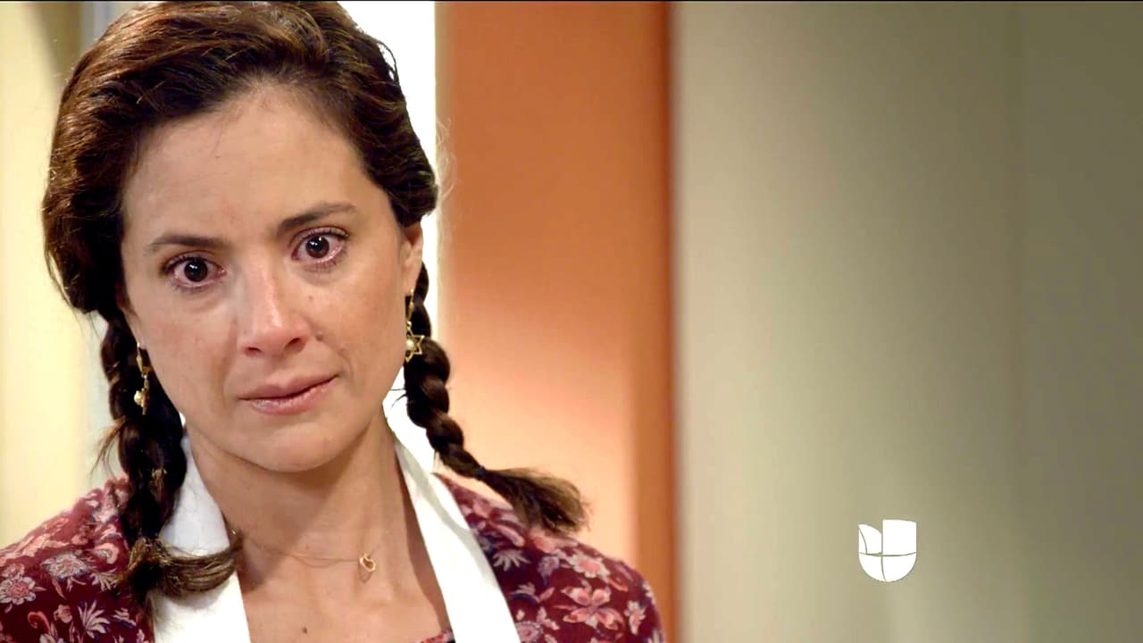 La vida de todos cambiaría en un instante. Juana se quedó helada al escuchar en las noticias que el avión en el que venían sus patrones se había estrellado y que no había sobrevivientes.