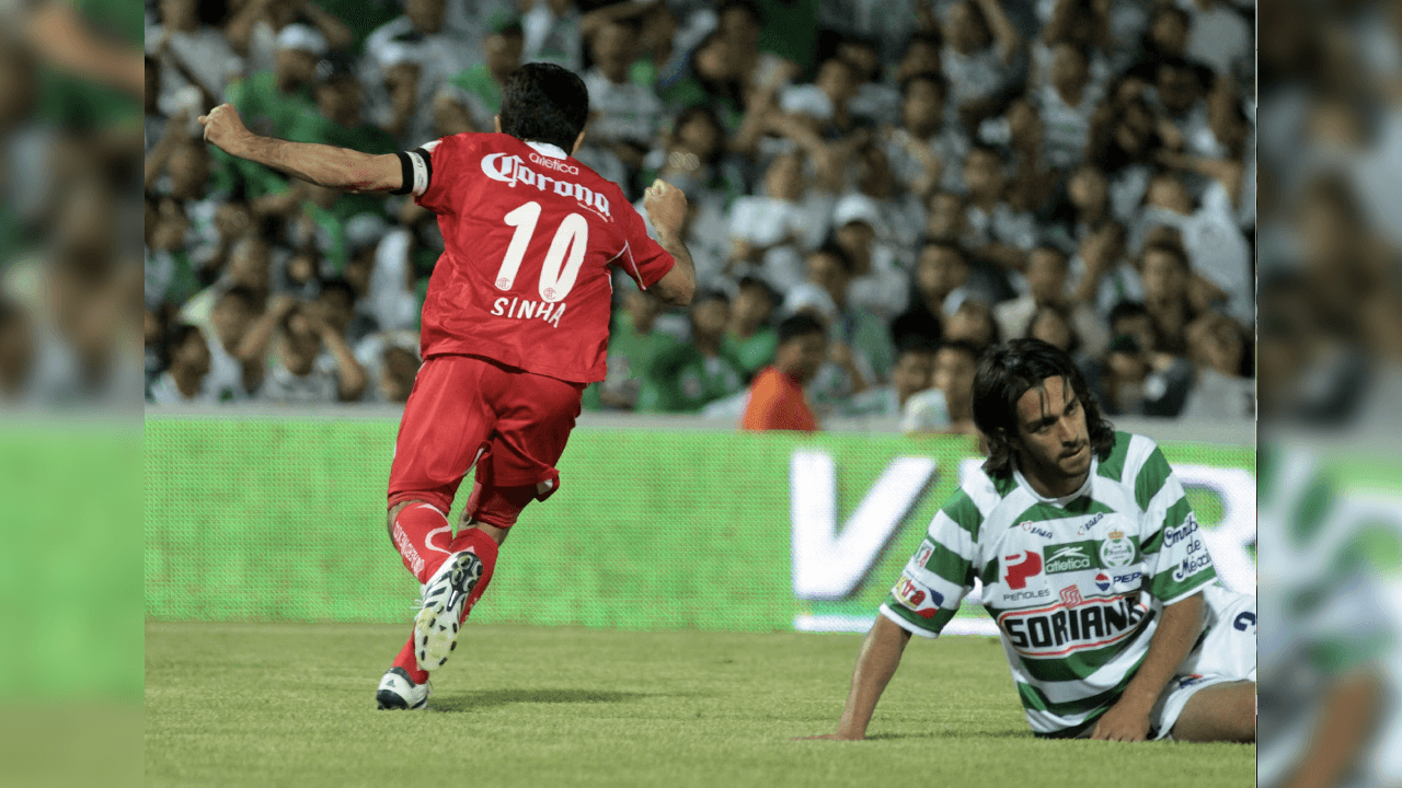 <b>6.- Tenía pegada</b>
<br>- Además de poner pases para gol, contaba con la gran cualidad de pisar constantemente el área rival, generar peligro e incluso, marcar una gran cantidad de goles, todo esto considerando su posición, su complexión y su estatura.