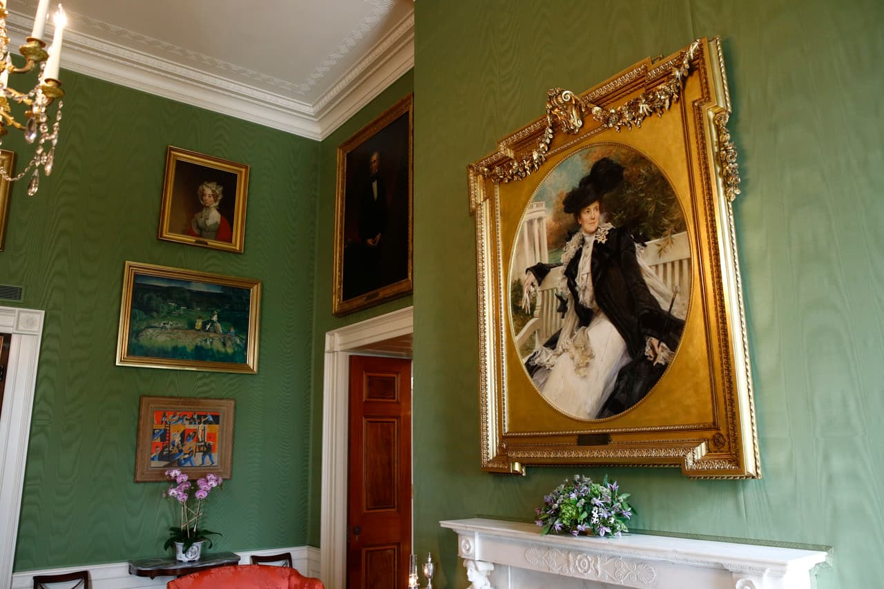 Un retrato de la ex primera dama Edith Roosevelt, esposa del presidente Theodore Roosevelt, en la Sala Verde de la Casa Blanca en Washington. El retrato se colocó como parte de los proyectos de mejora de Melania Trump.