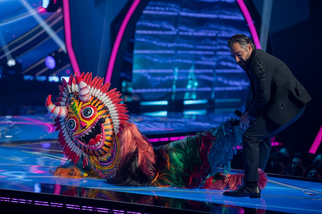 Debido a que este simpático personaje demostró un gran dominio en el escenario y espectaculares pasos de baile, los investigadores sospecharon que detrás de su máscara se encontraba Bianca Marroquín, Fernanda Castillo, Alessandra Rosaldo, Lis Vega o Laura Cortés.
<br>