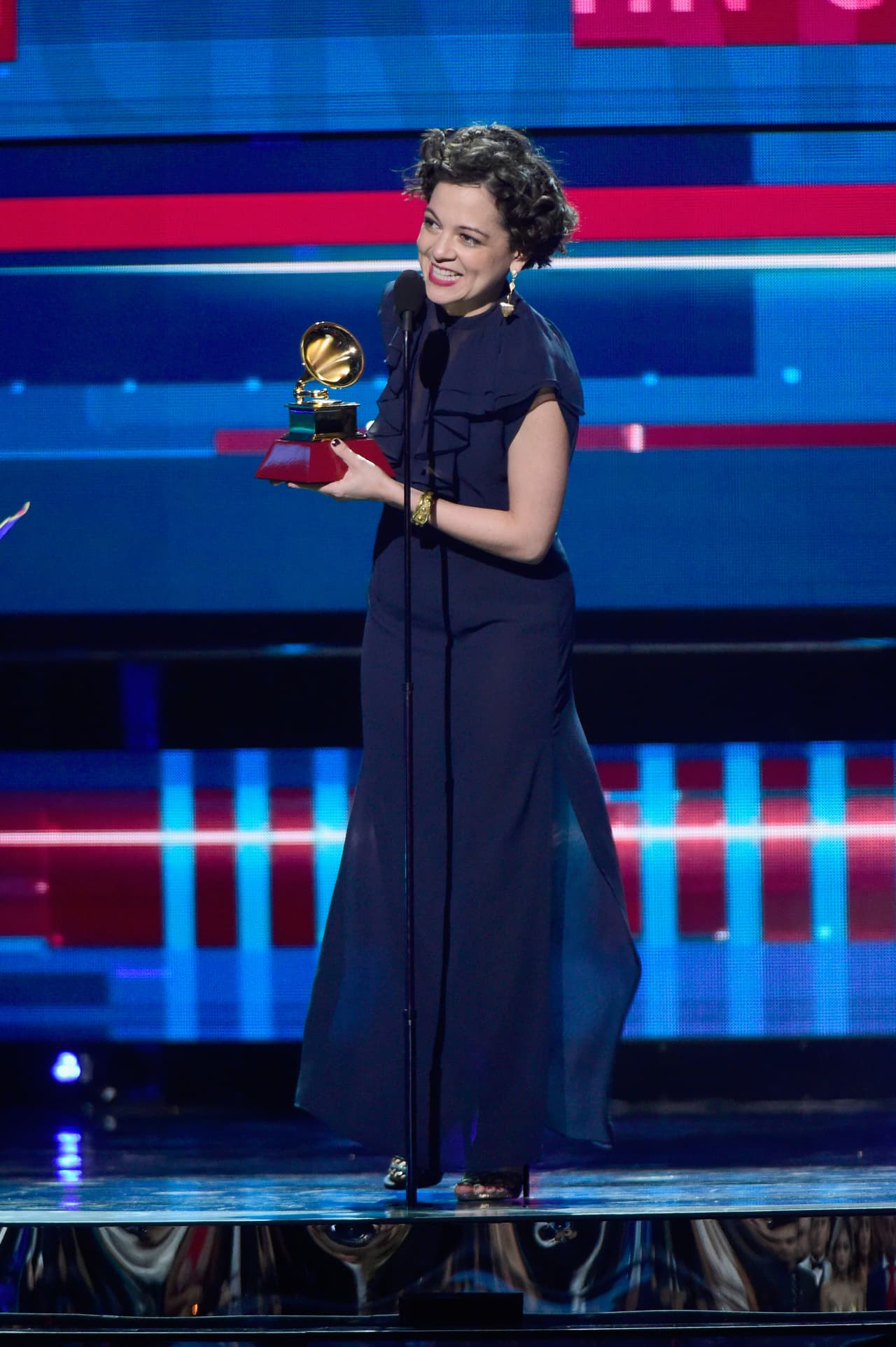 Natalia Lafourcade se llevó el premio a Mejor Canción del Año por su tema ‘Hasta la raíz’.