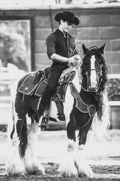 Actualmente Julián tiene 24 años, está casado y es padre de una bebé. A la par, el joven hijo de Joan ya prepara su lanzamiento como cantante.