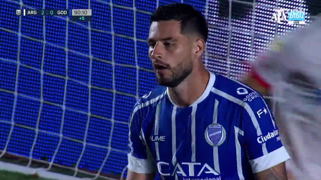 ¡Ahí no es! Salvareschi hace el autogol que le da el 3-0 a Argentinos
