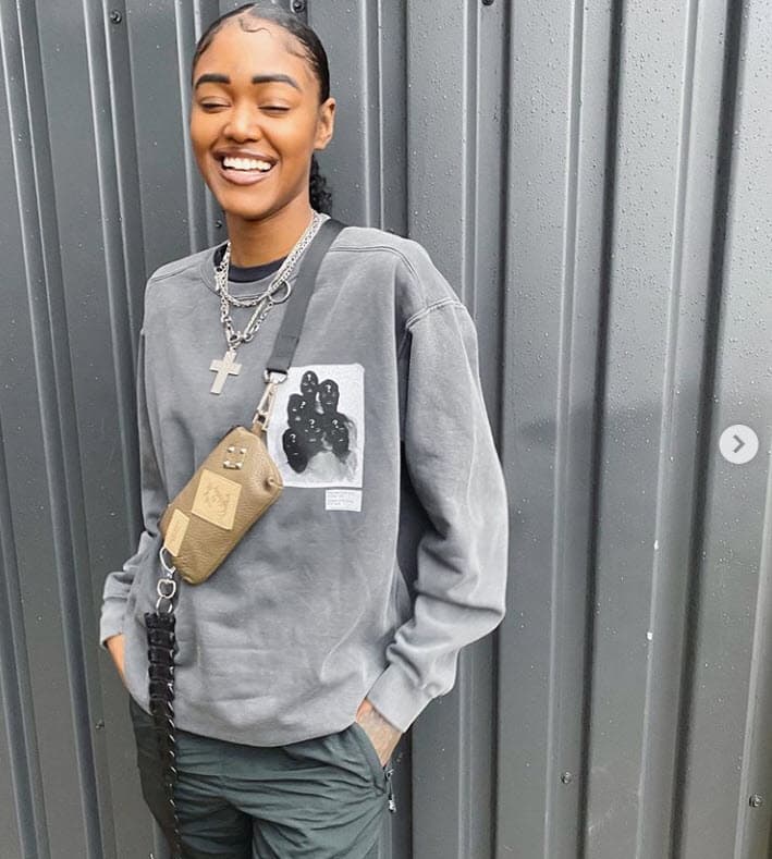 En una entrevista del año 2018 que Chynna otorgó a 
<b><a href="https://pitchfork.com/features/rising/introducing-chynna-the-ex-model-and-ex-addict-who-can-rap-her-ass-off/" target="_blank">Pitchfork </a></b>habló acerca de la música que ella creaba: "(Es) para las 
<b>personas enojadas</b> con demasiado orgullo para mostrar lo enojadas que están". 
<br>