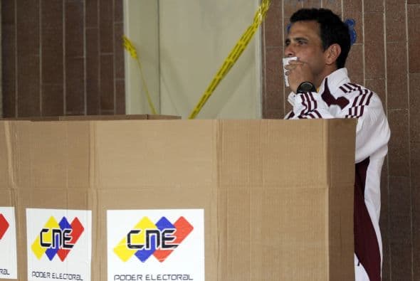 El candidato opositor hizo hincapié en que sus seguidores controlen la transparencia del proceso y ayuden a movilizar electores. También se refirió a las cifras dadas por el equipo de campaña de Maduro, que aseguró que tras seis horas de votación había 8 millones de votos.