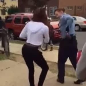 Irrupción policial a un grupo de adolescentes termina en inesperado baile