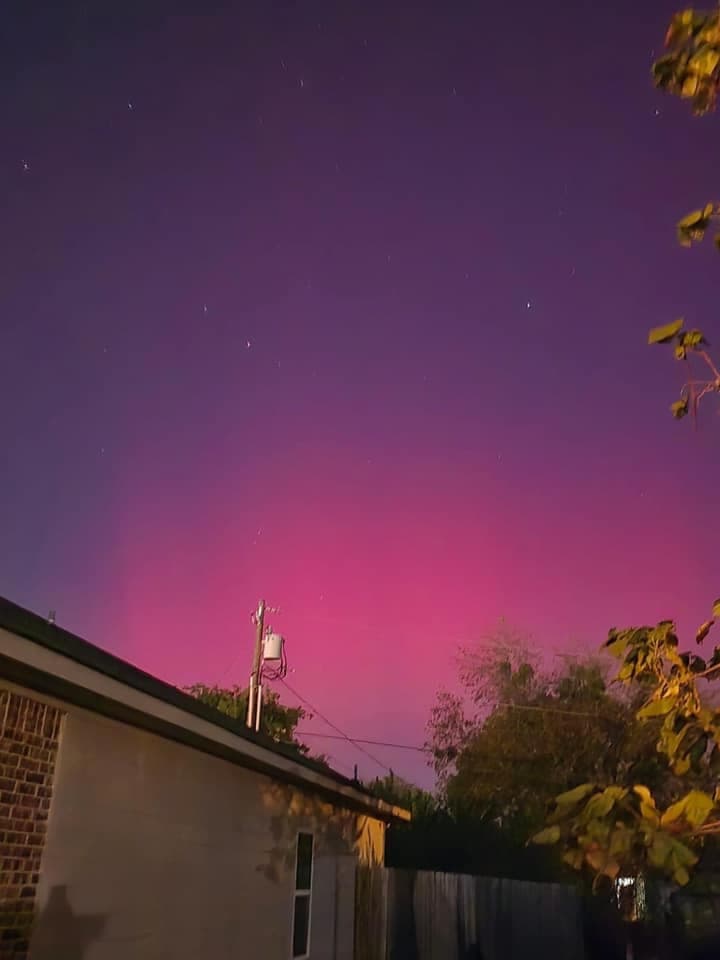 En Greenville, Rosa Rodríguez captó estas tonalidades intensas en rosado por las auroras boreales.