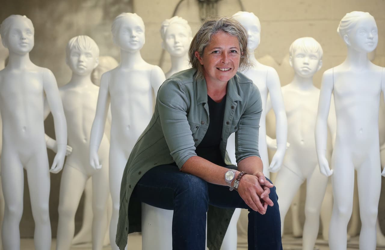 ‘Dollywood’ es un mundo extraño donde puedes encontrar desde maniquís realistas sin piernas hasta perros con colores flourescentes.