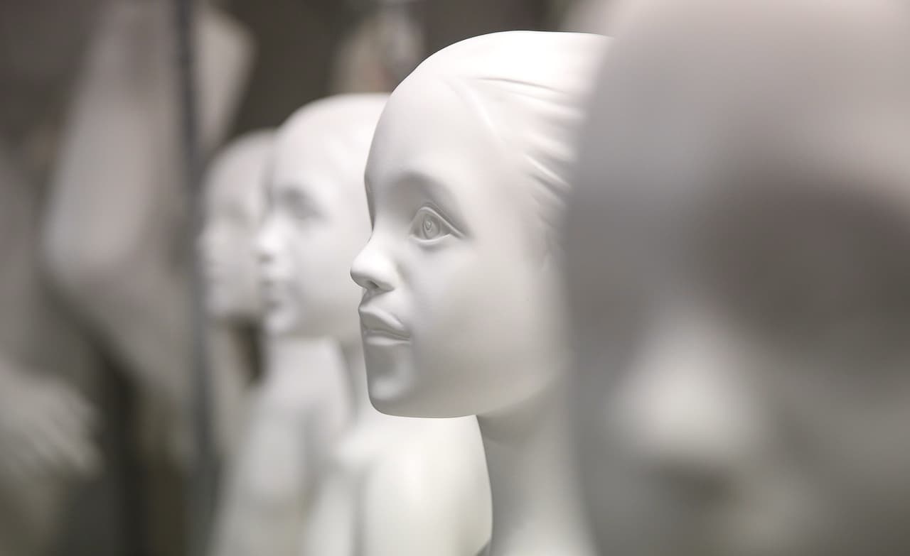 Consiguió un almacén afuera de Fulbeck, Lincs, al que nombró ‘Dollywood’.