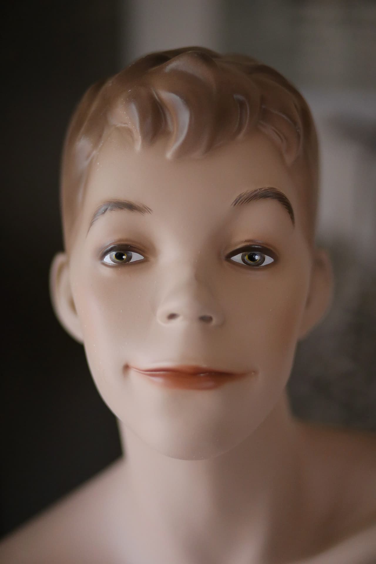 Cuando vio las ganancias y aumentaron los pedidos, los dos contenedores donde guardaba los maniquís dejaron de ser suficientes.