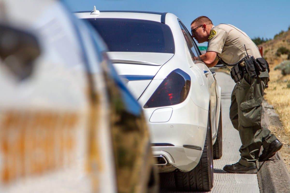En busca de droga de los carteles, el Sheriff de Los Ángeles detuvo a miles de conductores hispanos inocentes