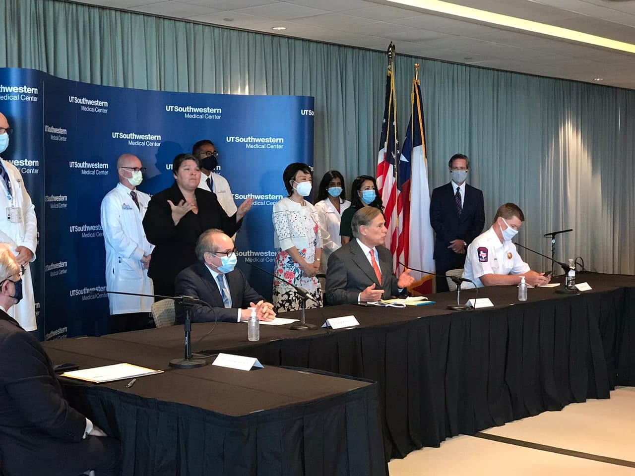 El mandatario advirtió que si la temporada viene tan fuerte como otros años aumentarán las hospitalizaciones y sumadas a las del
<a href="https://www.univision.com/temas/coronavirus">coronavirus</a> podría ser peligroso para centros de salud.
<br>