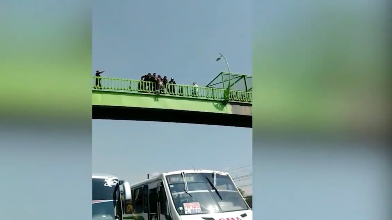 Quería acabar con su vida en un puente, pero se distrajo y los policías lograron evitar que se lanzara