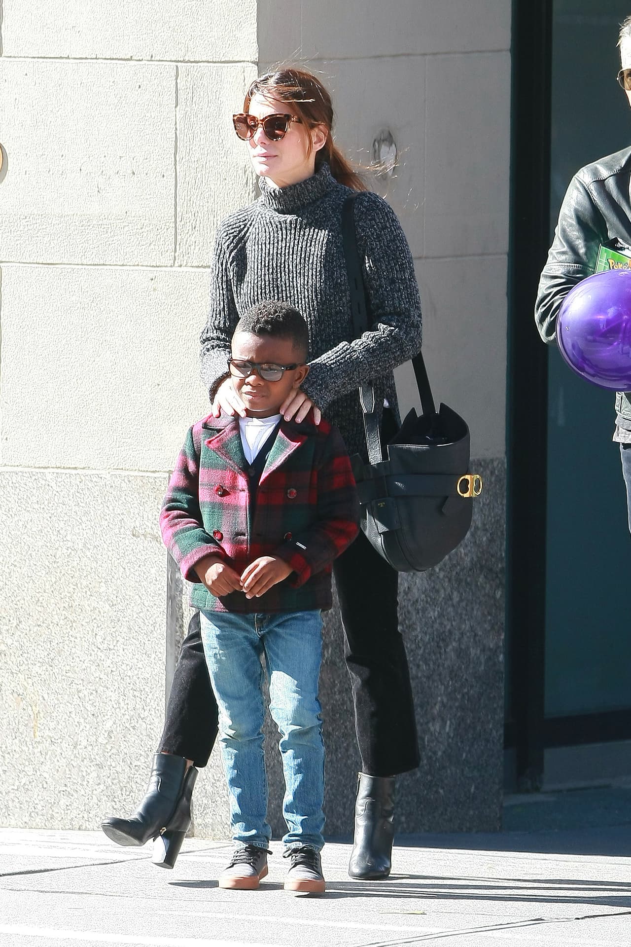 A la salida del evento, Louis no parecía muy feliz. ¿No le habrán tocado dulces?