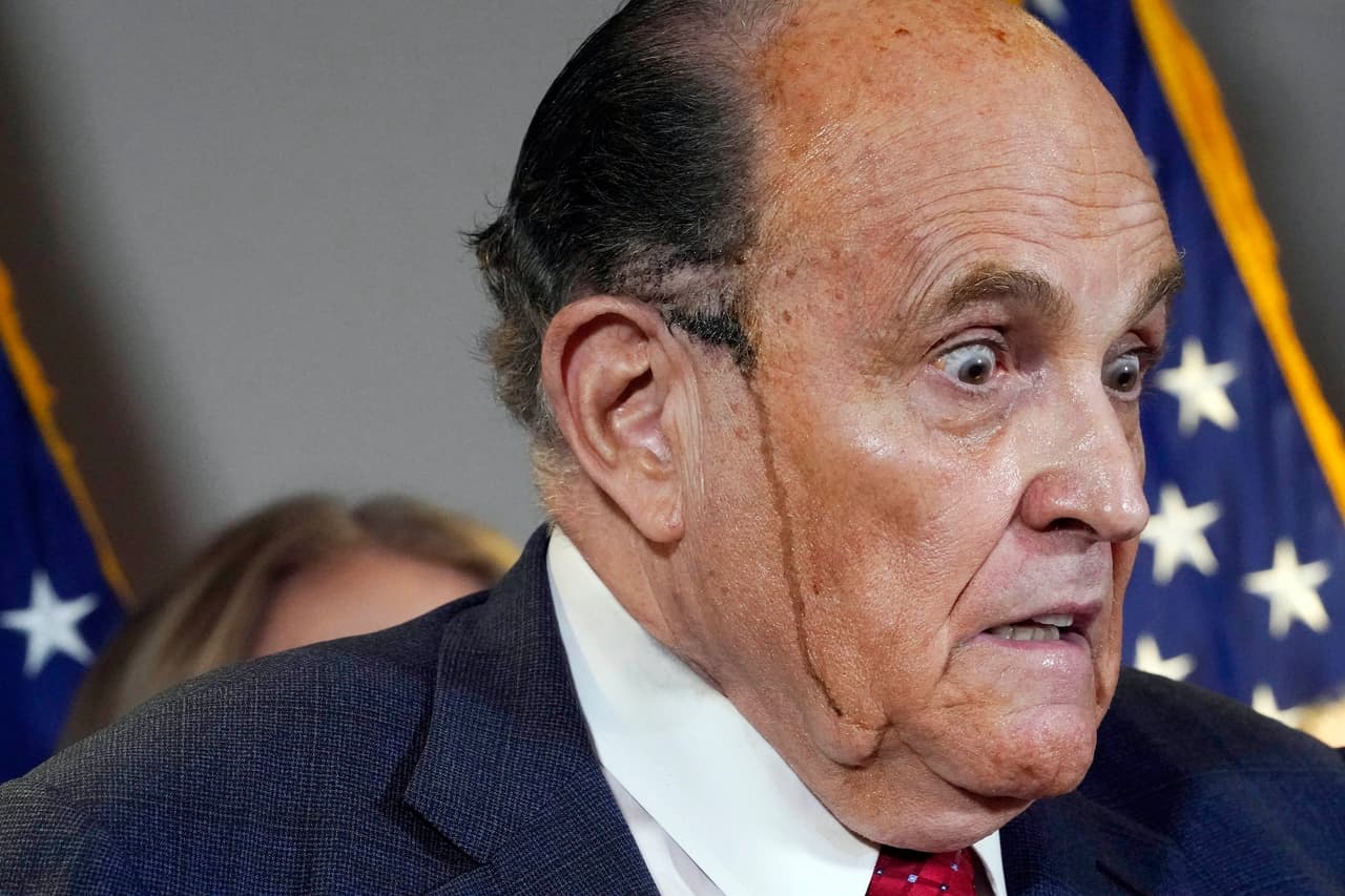 Giuliani también protagonizó episodios mediáticos bochornosos, como la rueda de prensa en la que el tinte de su cabello se derritió por el calor, dejando manchas oscuras recorriendo su rostro ante cámaras.