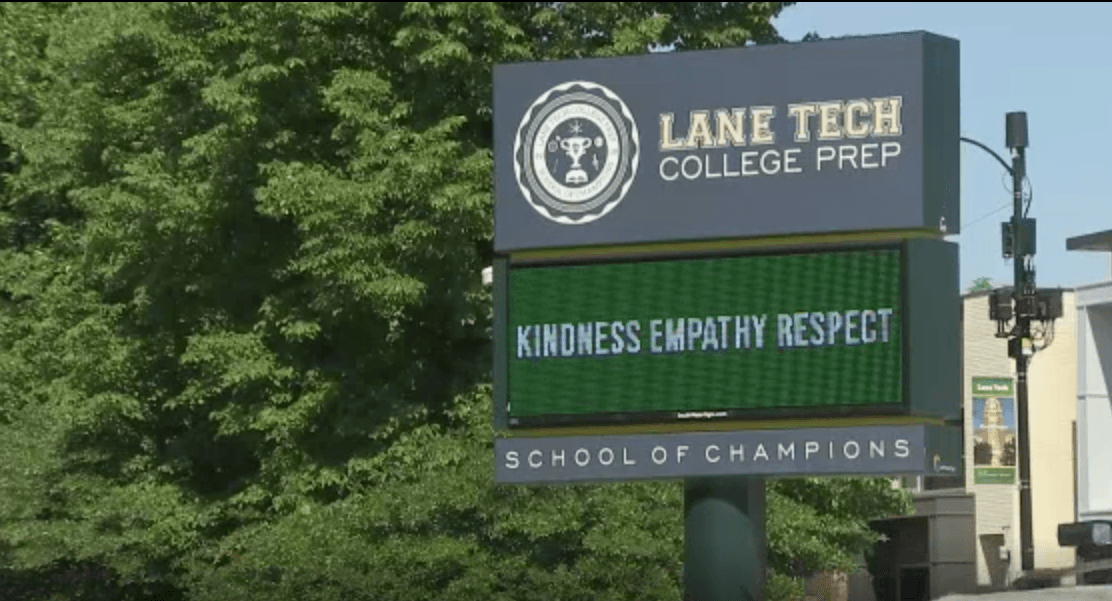 Más consejos escolares de CPS votan para eliminar a policías de los planteles.

