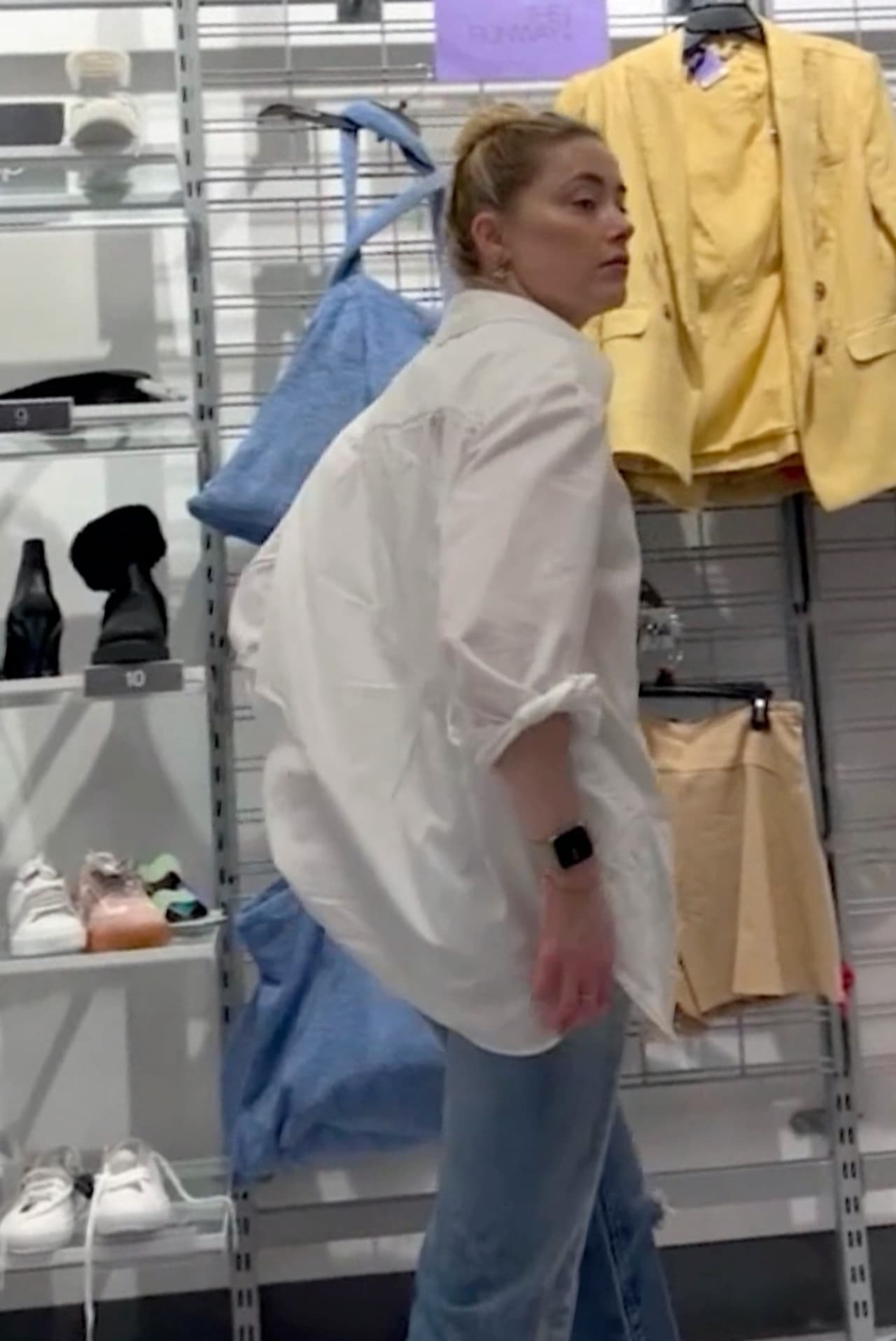 Fuentes han asegurado al New York Post que la actriz de 36 años 
<b>está "en quiebra" </b>debido a los elevados honorarios legales que desembolsó durante el juicio con Depp. 
<br>