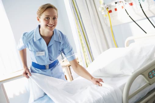 Nueva York da becas para enfermería. Los salarios andan cerca de 100,000 dólares. 