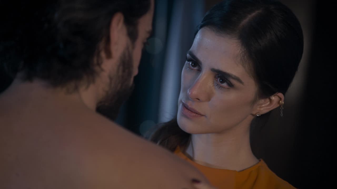 Pero justo la noche de la muerte de Carlos Larios, Mora, la novia de Alejandro, llegó por sorpresa a verlo a su casa.