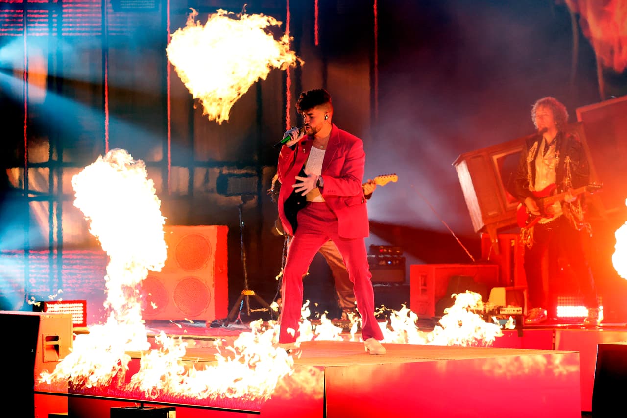 Entre luces y fuego, el puertorriqueño 
<b><a href="https://www.univision.com/shows/latin-grammy/bad-bunny-en-los-latin-grammy-2021-la-espectacular-presentacion-del-conejo-malo-video">cantó su tema ‘Maldita Pobreza’</a></b>.