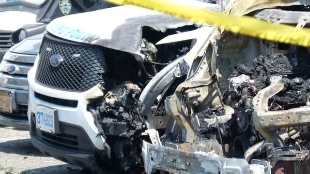 La policía de Nueva York busca a dos sospechosos que huyeron después de que once vehículos policiales fueran incendiados la madrugada del jueves en Brooklyn.