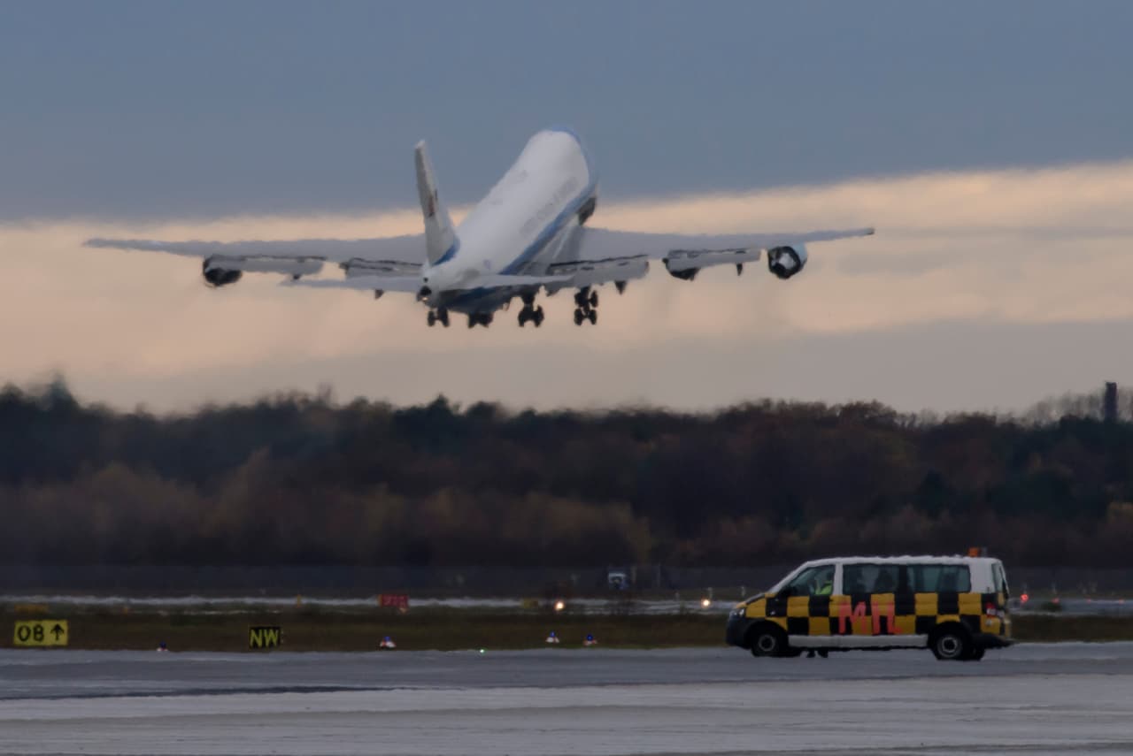 El tanque de gasolina del Air Force One tiene capacidad para 53,611 galones de combustible que le dan una autonomía, según Boeing, de 7,800 millas. Eso significa que este avión podría volar sin escalas, por ejemplo de Washington D.C. a Tokio (6,776 millas de recorrido), o a Moscú (4,861).