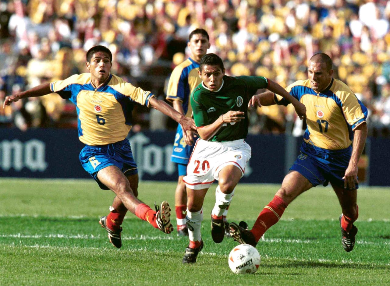 El uniforme tradicional de México es playera verde, short blanco y calcetas blancas o rojas, aunque recientemente lo ha alternado con uno totalmente negro. Al equipo azteca se le conoce popularmente como el Tri o el Tricolor.