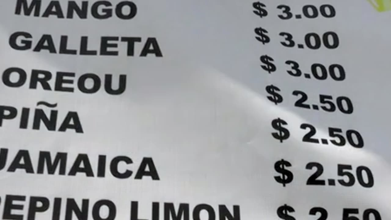 Con $20 compró los primeros ingredientes para hacer 'bolis', (hielos con sabor, o 'ice pops', en ingles).