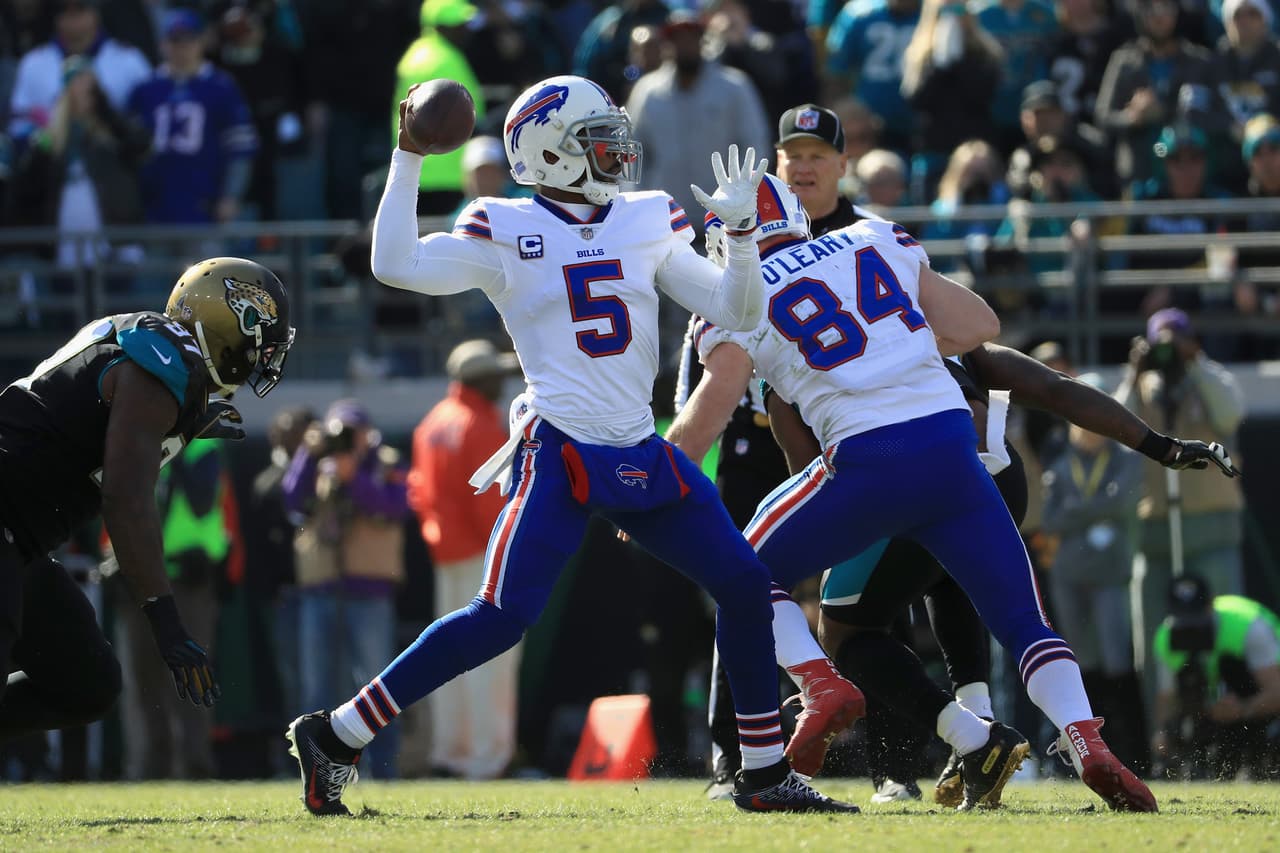 Tyrod Taylor, mariscal de campo de los Bills no tuvo el mejor encuentro. Acertó 17 de 38 envíos para 134 yardas sin lograr anotaciones y con par de intercepciones.