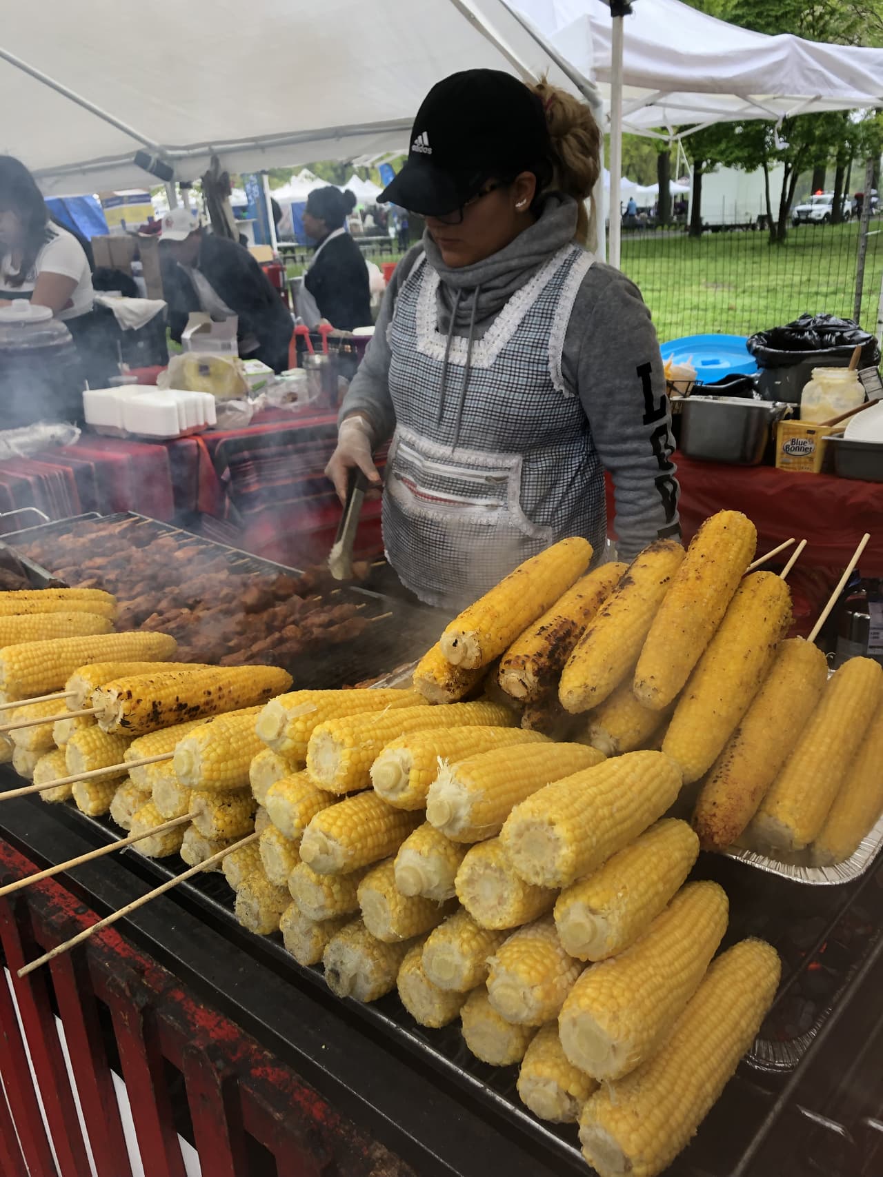 Los populares elotes mexicanos con mayonesa y queso, y un poco de chile para quienes aman el picante.