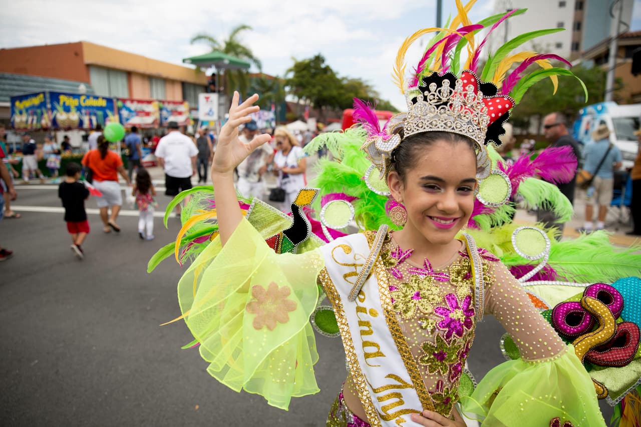 <b>Puesto 18. Calle Ocho, Miami</b>
<br>
<br>Según Time Out no solo los turistas disfrutan de la peculiar Pequeña Habana de Miami, en el sur de Florida. “A los lugareños les encanta la zona, especialmente su famosa Calle Ocho”, afirmó. 
<br>
<br>Esta calle vibrante alberga decenas de pequeños negocios de estilo cubano: tiendas de cigarros, cafeterías, restaurantes, bares, salas de baile y heladerías. Con los años su carnaval se ha convertido en una de las atracciones obligadas de la ciudad. 
<br>