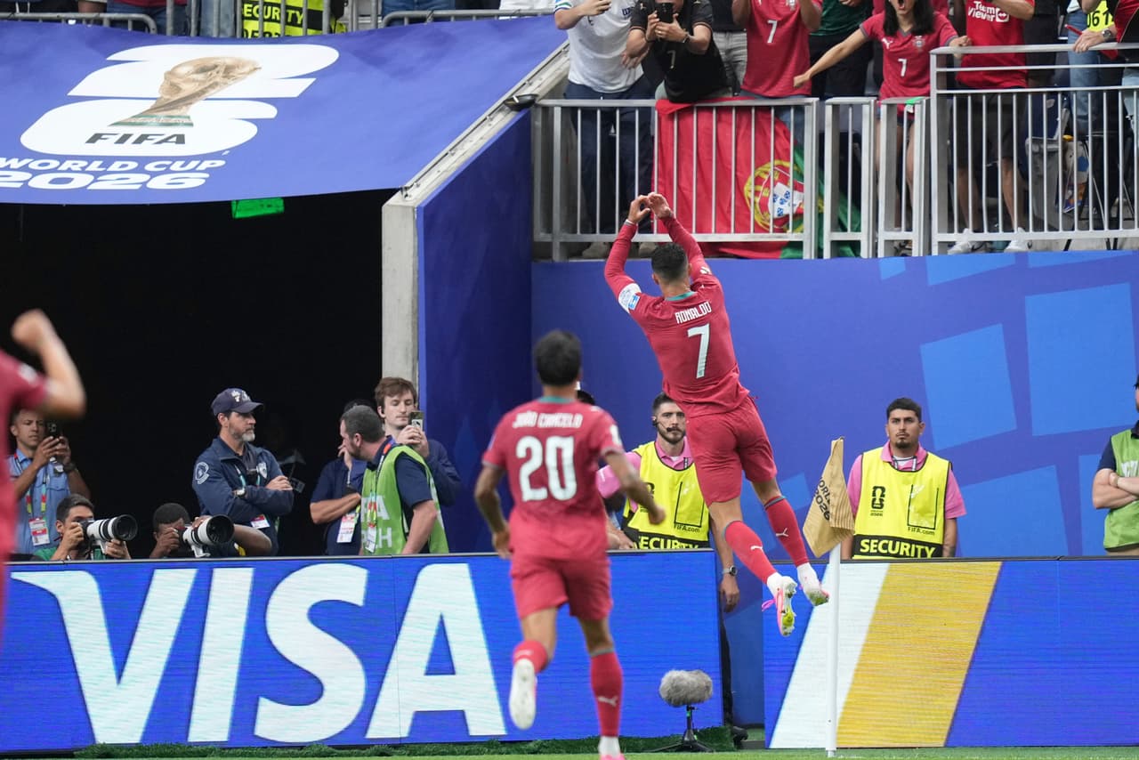 Cristiano Ronaldo (7), de Portugal, celebra tras marcar el tercer gol de su equipo durante el partido de fútbol