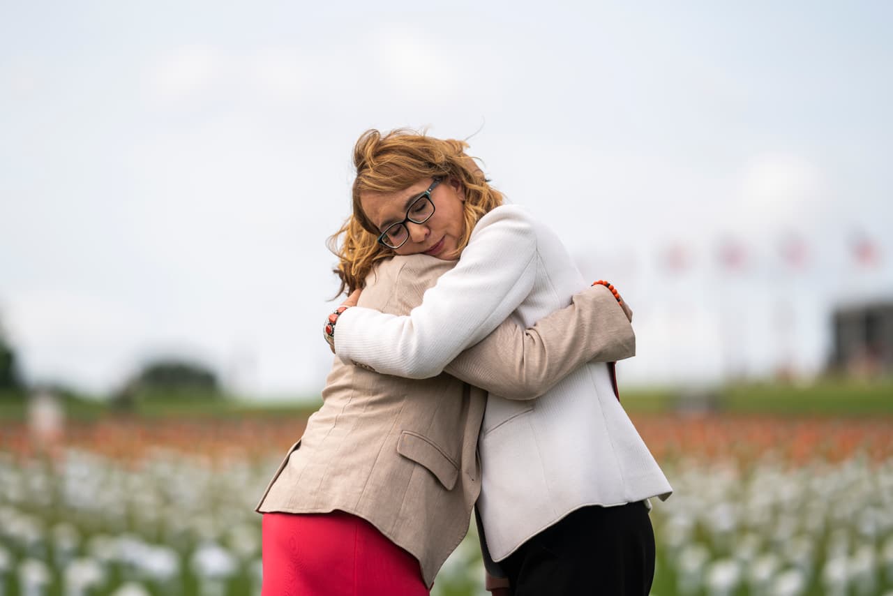 En la imagen, un emotivo abrazo entre Giffords y la representante demócrata Lucy McBath.