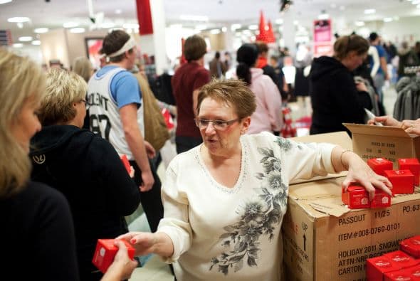 Como cada Viernes Negro las tiendas se llenaron de miles de personas con una sola intención: comprar a los mejores precios. Sin embargo, no todo fue color de rosa para los compradores ya que también hubo algunos accidentes violentos.