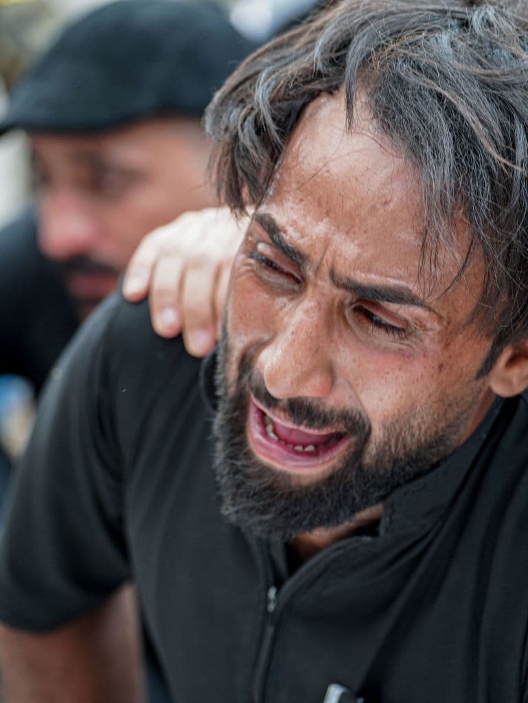 Escenas de caos se sucedieron a lo largo de la noche, con 
<b>cientos de personas acudiendo al lugar para tratar de ayudar </b>a bomberos y socorristas a rescatar a los pacientes atrapados por las llamas, según 
<i>AFP.</i>