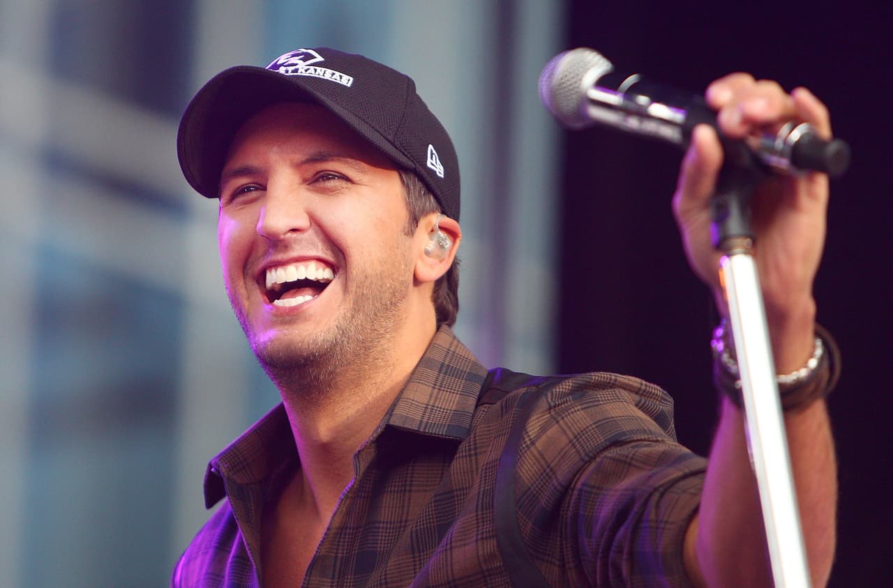 <b>Luke Bryan </b>comenzó su carrera escribiendo y cantando sus canciones en Georgia. En el 2007 cuando sacó su álbum “I’ll Stay Me” se convirtió en uno de los artistas más populares de la música country. Hoy en día Bryan ha ganado muchos premios y sus canciones han llegado al número 1 en las listas de Billboard.
<br>
<br>Canciones populares: “Sunrise, Sunburn”, “What Makes You Country” y “Most People are Good”.
<br>
<br>
<b>Bryan participará en el Rodeo de Houston por octava vez el domingo 22 de marzo. </b>
<br>