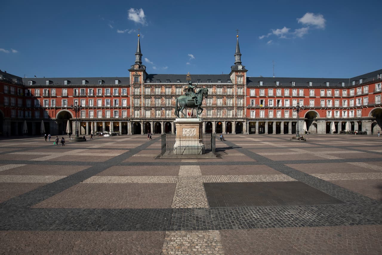 La Plaza Mayor de Madrid, desierta en una imagen atípica de la capital española.