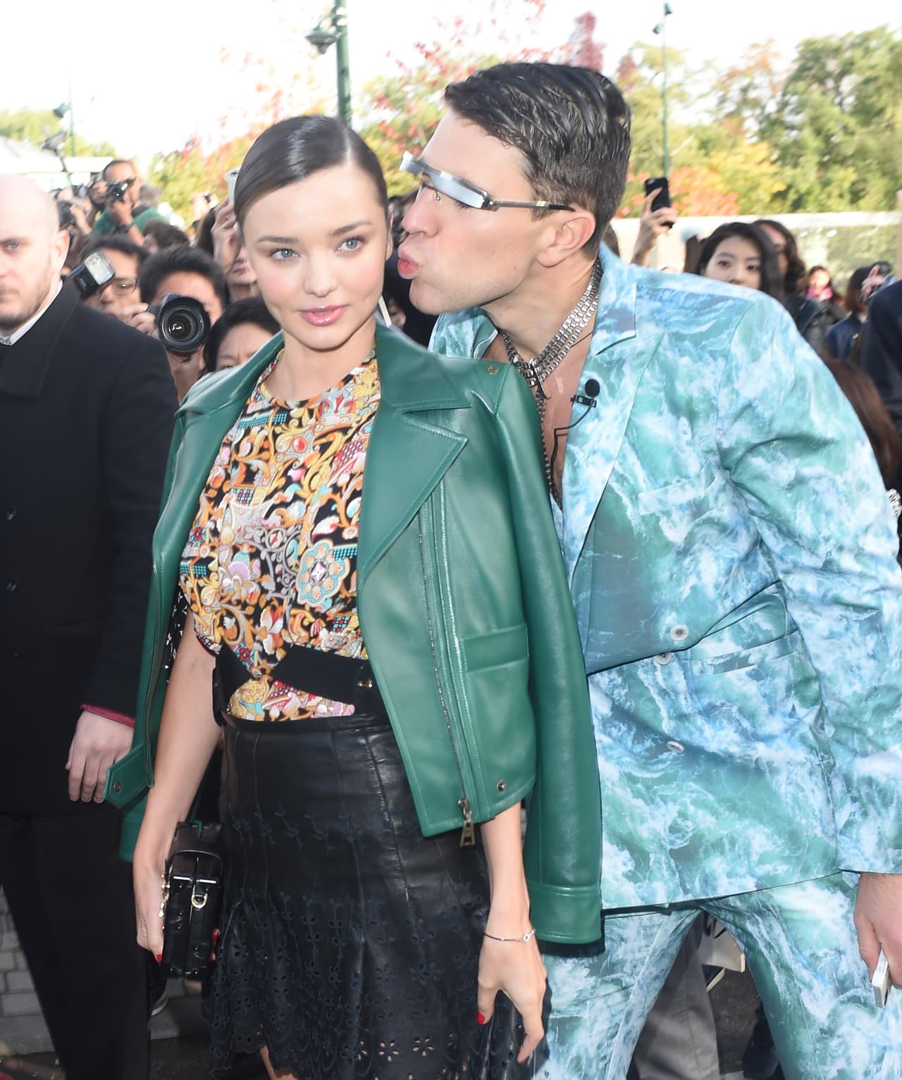 Durante el show de Louis Vuitton en París, Vitalii se le acercó a Miranda Kerr para darle un besito.