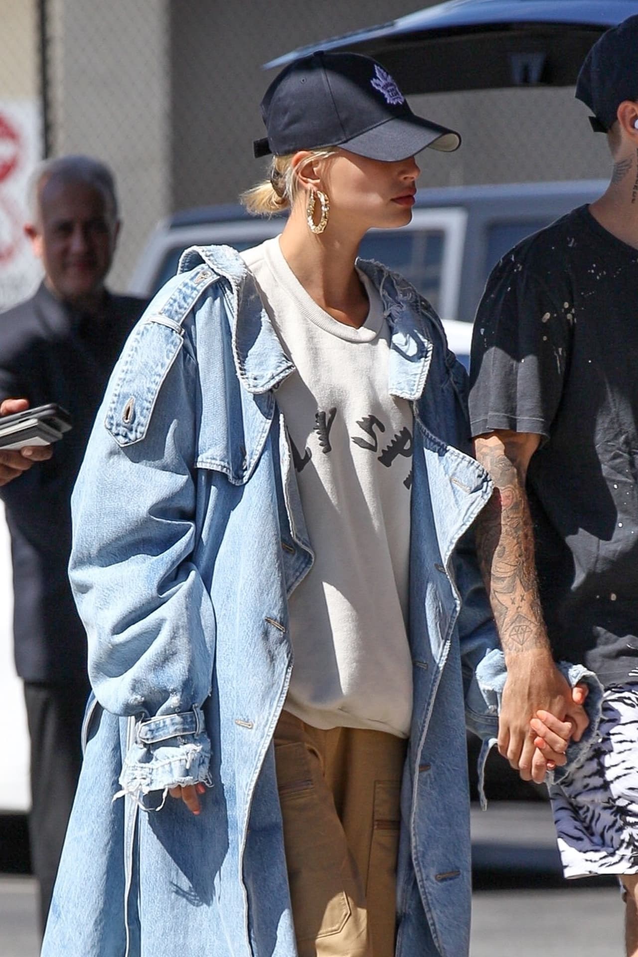 Según la publicación, Hailey está planeando una boda con familiares y amigos y ya tiene una organizadora de bodas para ayudarla con el evento.