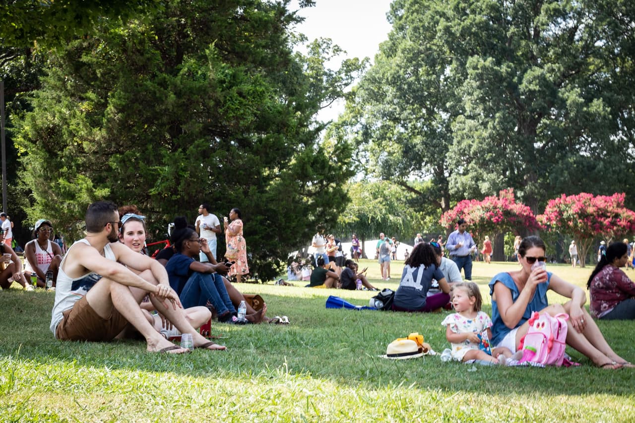 Habrá un servicio de transporte gratuito que llevará a los visitantes al Dix Park desde los estacionamientos de Moore Square, Red Hat y Centennial Campus.