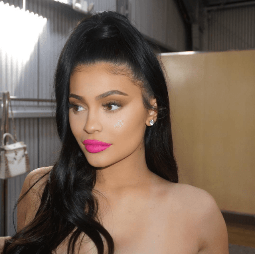 La más pequeña de las hermanas Kardashian-Jenner, Kylie, se ha dedicado a promover su línea de maquillajes y contrario a otros miembros de su familia, no dejó de seguir a Tristan Thompson en las redes sociales.