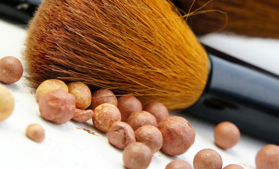 8. Para que tu le des este toque dorado a tu look busca el 
<a href="http://univisiondeportes.com/estilo-de-vida/belleza/11-polvos-bronceadores-para-dar-un-efecto-dorado-a-tu-rostro-fotos">bronzer</a> adecuado según el tono de tu piel. Si eres muy blanca busca uno que tenga rosa o melocotón para que le de un ligero color a la piel. Si tu tono es oliva busca uno que tenga tono cobre para que la piel no se vea opaca. Si eres morena usa un bronzer con tonalidades chocolate que tenga matices cálidos.
<br>