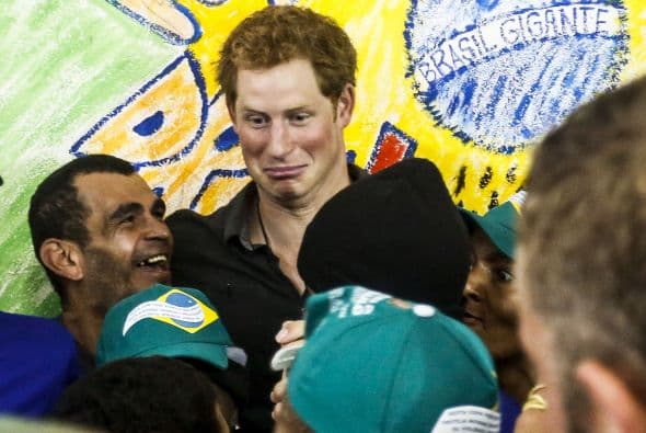 El príncipe Harry visitó Cracolandia, donde se lleva acabo un proyecto de rehabilitación de drogas en Sao Paulo.