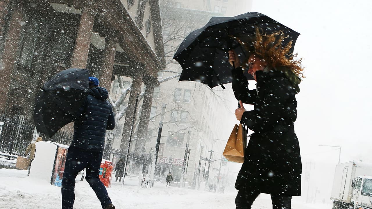 Distribuyen agua embotellada a residentes que no tienen servicio de agua en Fort Worth 
